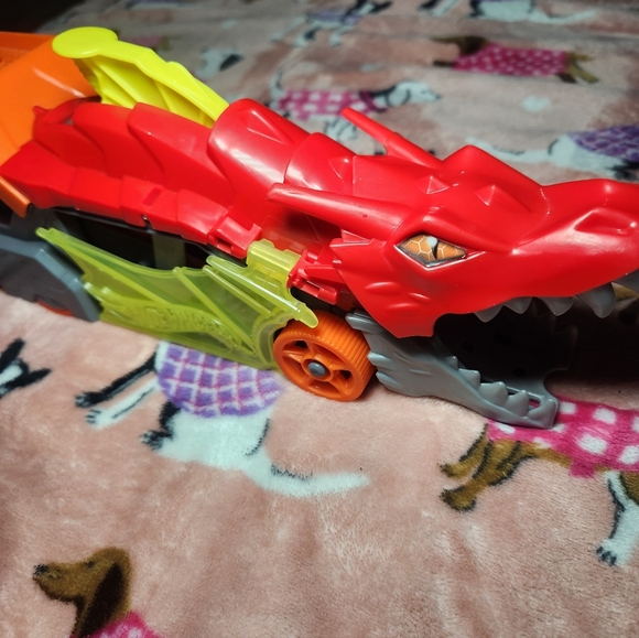 Hot Wheels City Dragon Launch Transporter - Picture 6 of 8